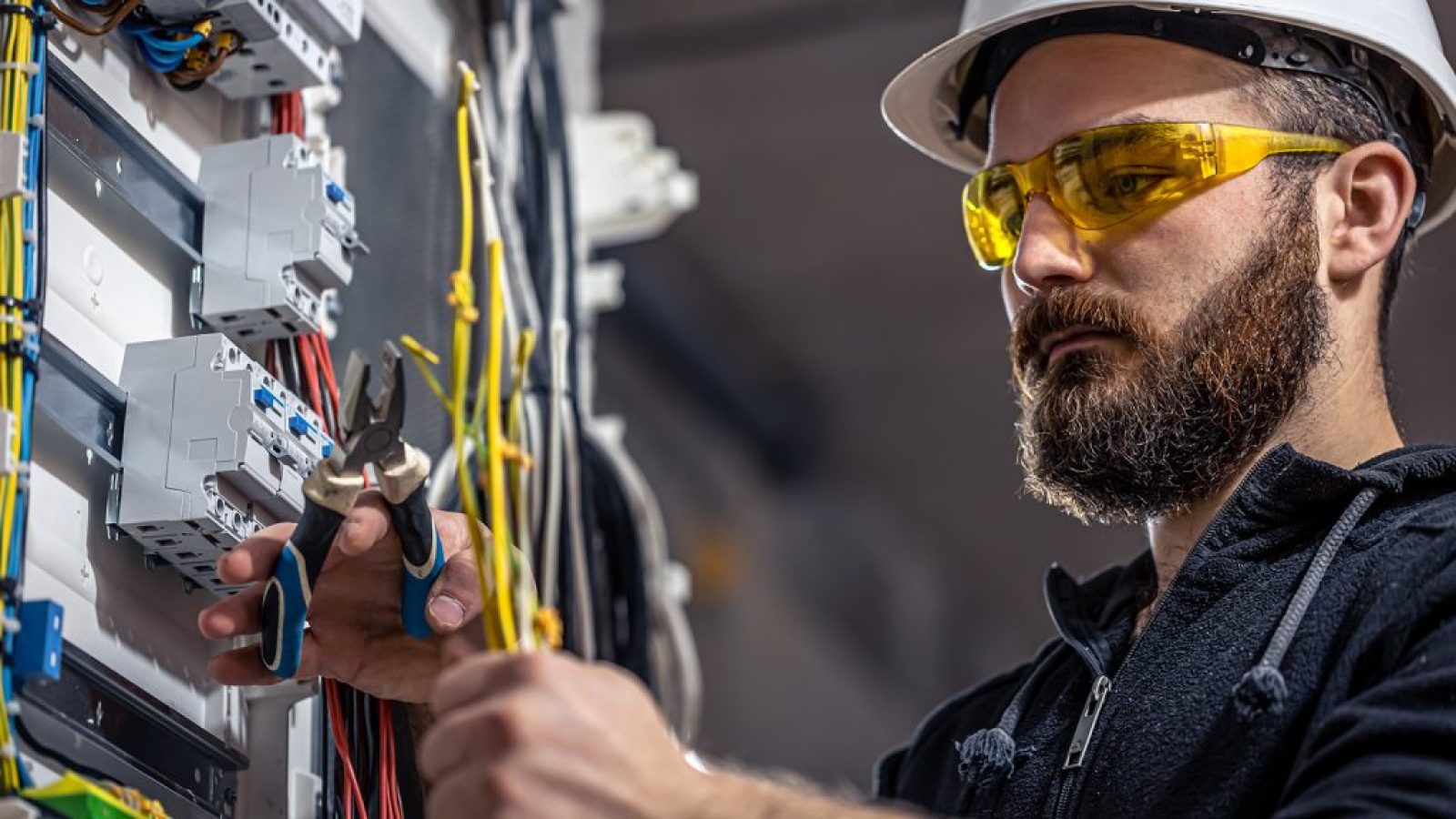 Equipe GSOL realizando manutenção elétrica e hidráulica